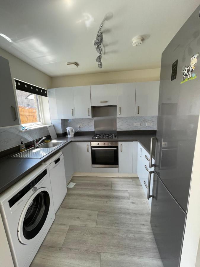 Modern 3 Bed Villa With Free Parking And Garden Close To City Center And Edinburgh Airport Kültér fotó